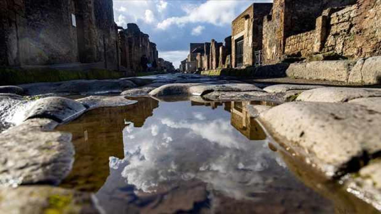 İtalya'da bir antik kentin duvarına yazı yazan turiste 60 bin avro ceza
