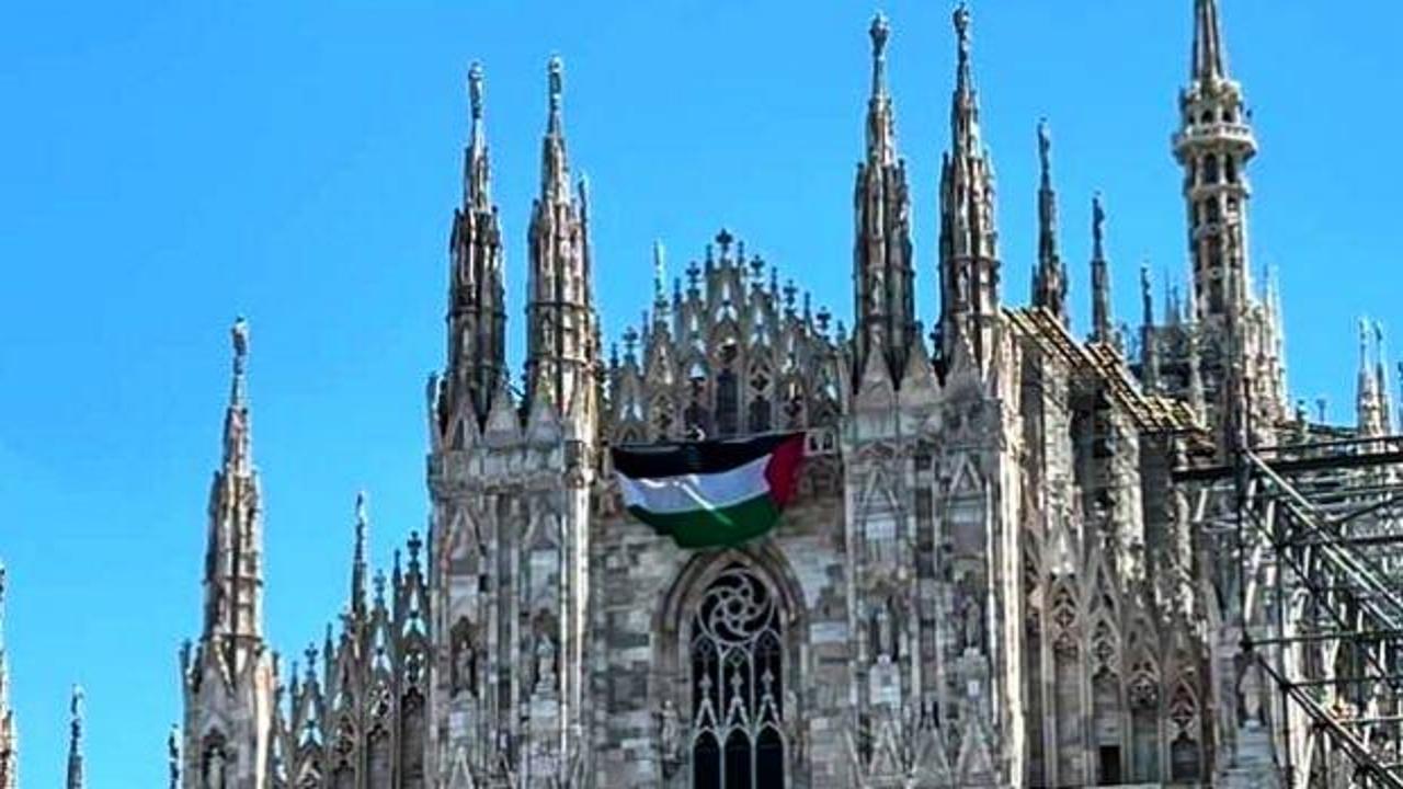 İtalya'da dünyaca ünlü Milano Katedrali'ne Filistin bayrağı asıldı!