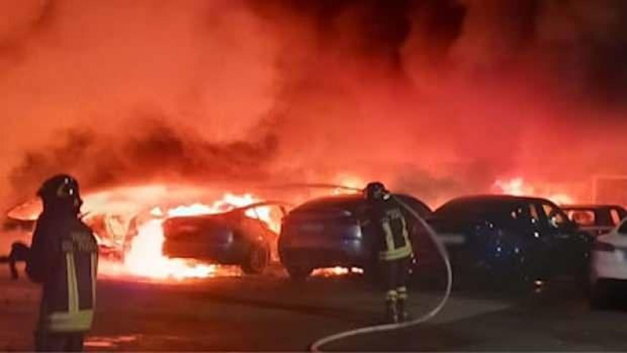 İtalya'da Tesla bayisinde 17 otomobil yandı