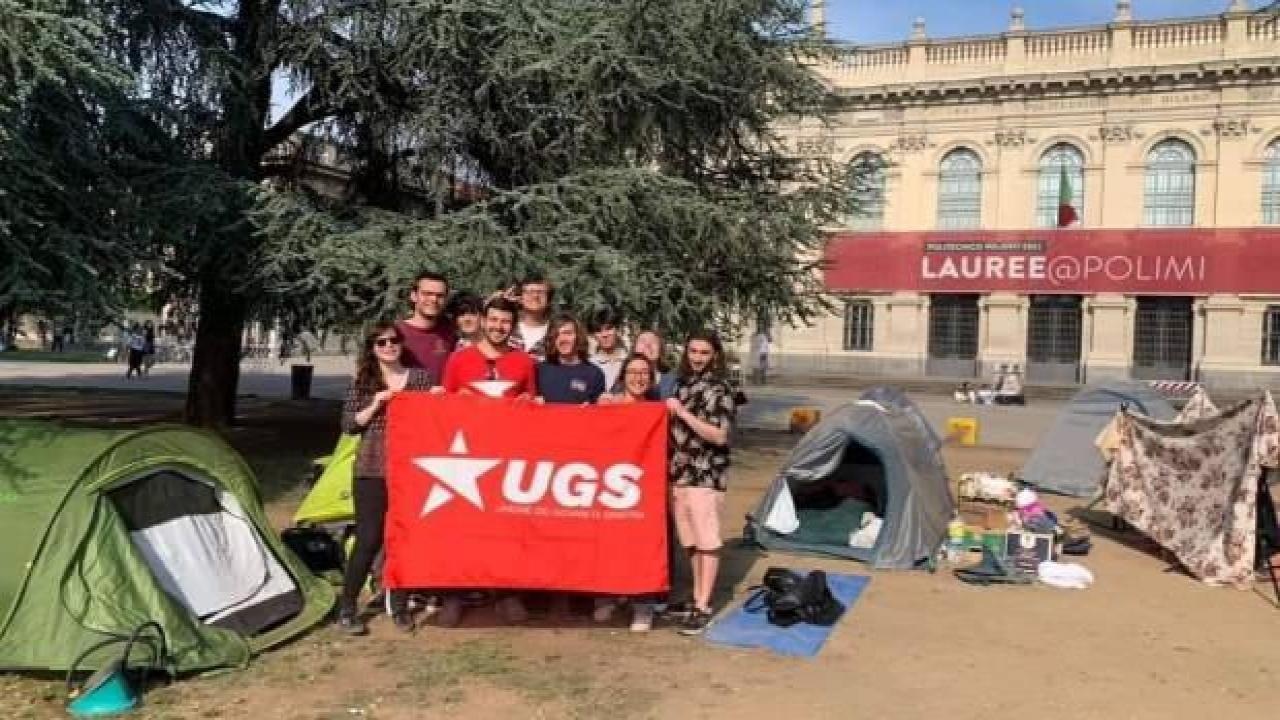 İtalyan öğrencilerden çadırlı kira protestosu