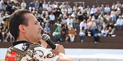 İYİLİK ŞAMPİYONASI’NDA 300 ÖĞRENCİ AYNI ANDA KİTAP OKUDULAR