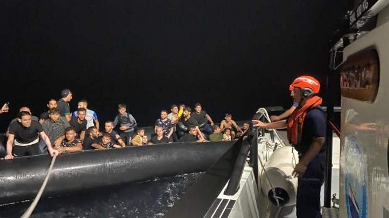 İzmir açıklarında 32 düzensiz göçmen yakalandı