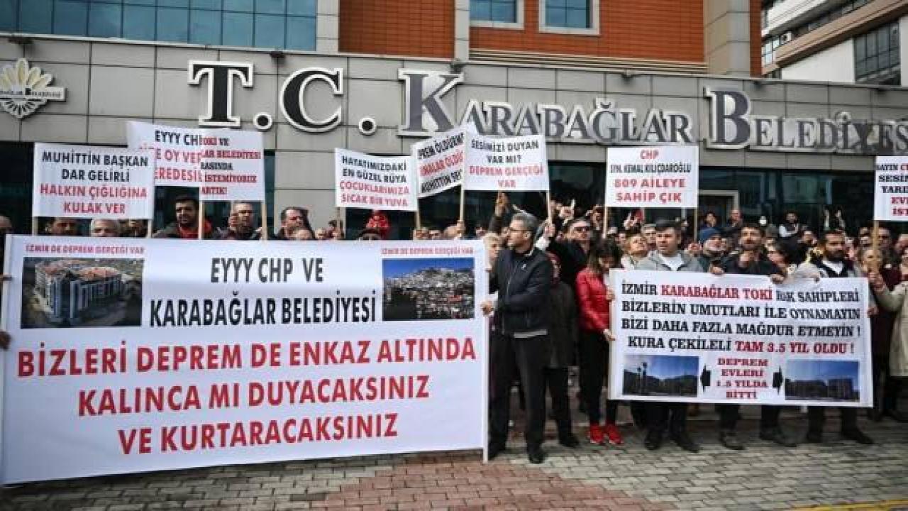İzmir Karabağlar'daki TOKİ projesinin hak sahipleri, belediye önünde eylem yaptı