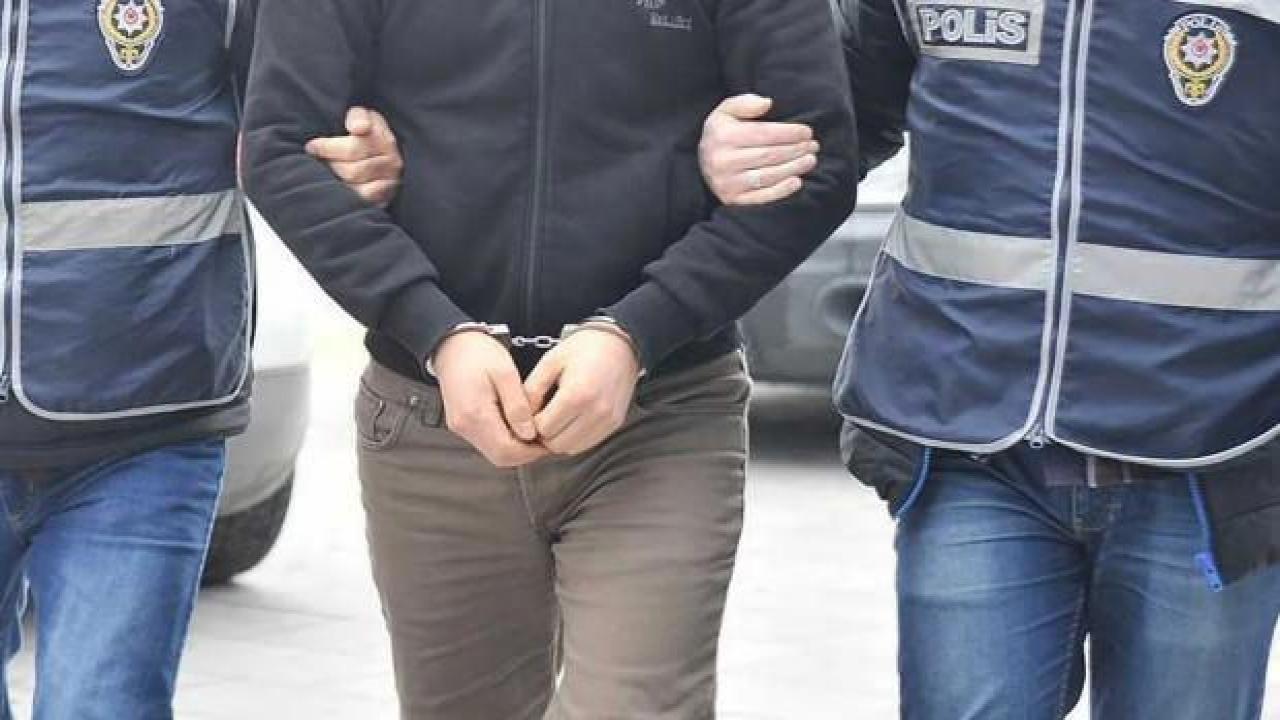 İzmir merkezli FETÖ operasyonu: 5 tutuklama