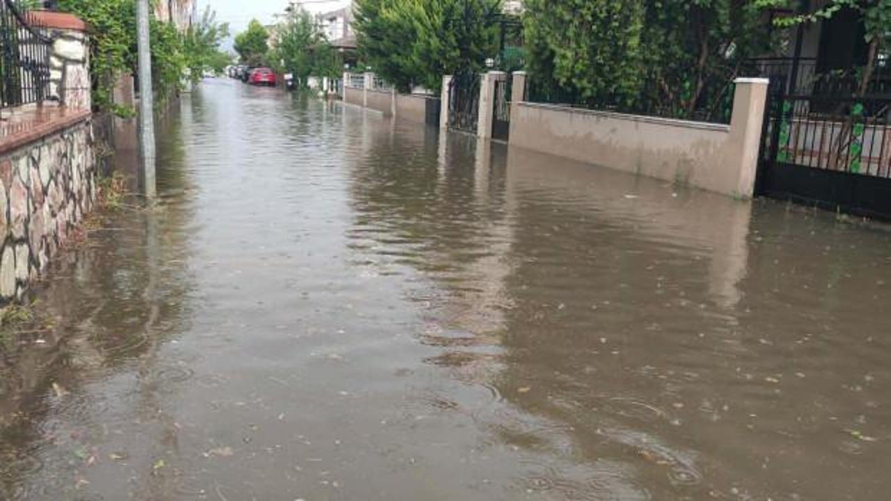 İzmir sağanağa teslim: Cadde ve sokaklarda suyla doldu