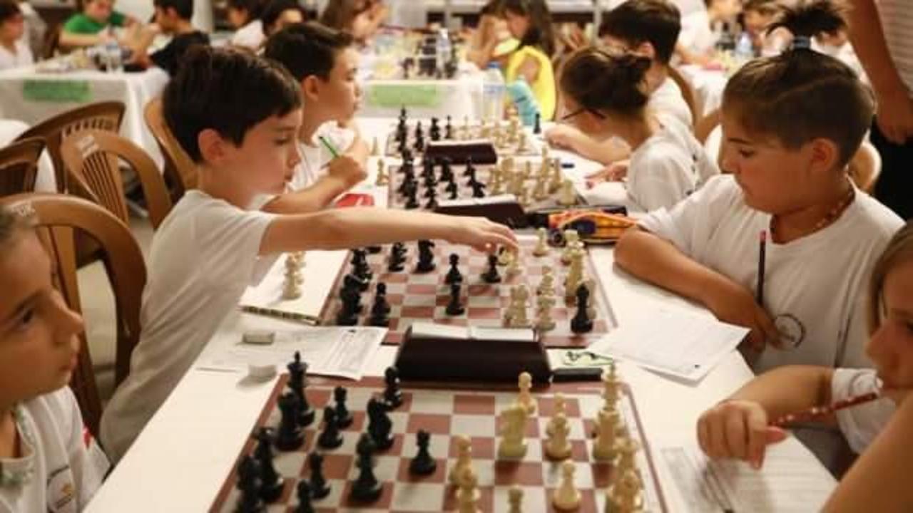 İzmir Selçuk'ta satranç turnuvası heyecanı! Çocuklar kıyasıya mücadele etti