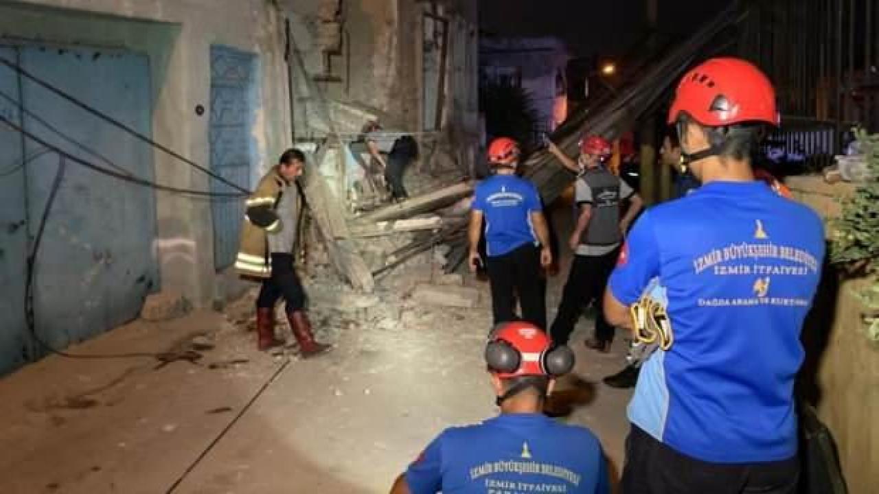 İzmir’de 3 katlı metruk binanın duvarı çöktü