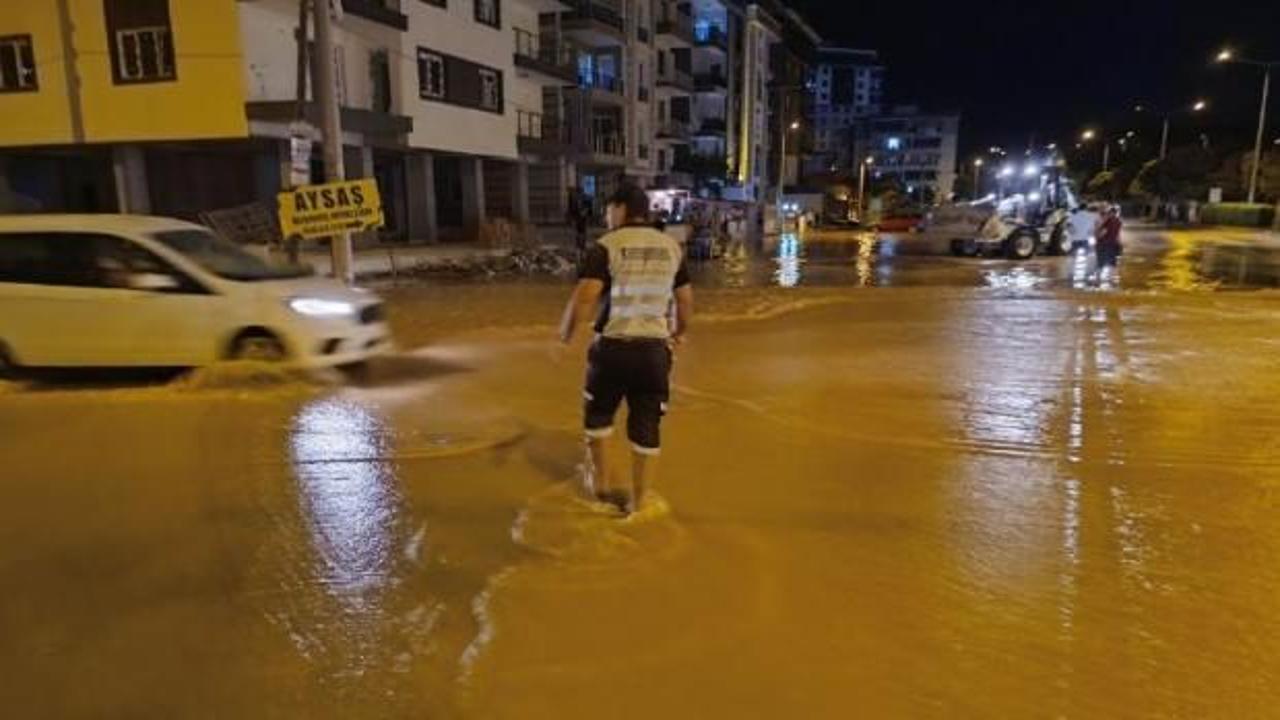 İzmir'de ana su borusu patladı: 2 mahalleyi su bastı, caddeler göle döndü