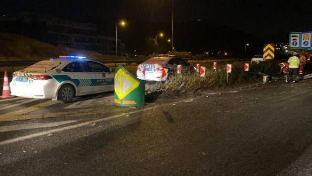 İzmir'de bariyerlere çarpan otomobilin sürücüsü öldü