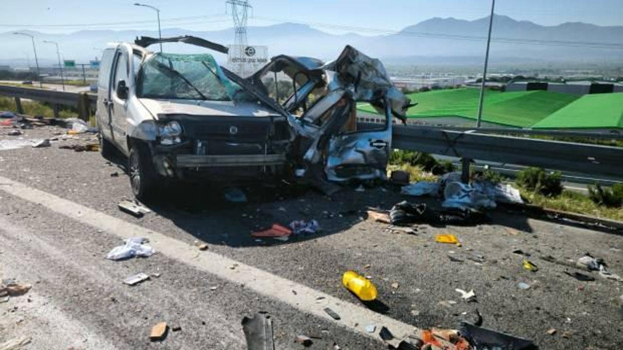İzmir'de feci kaza: Otomobil ikiye ayrıldı! Ölü ve yaralılar var!
