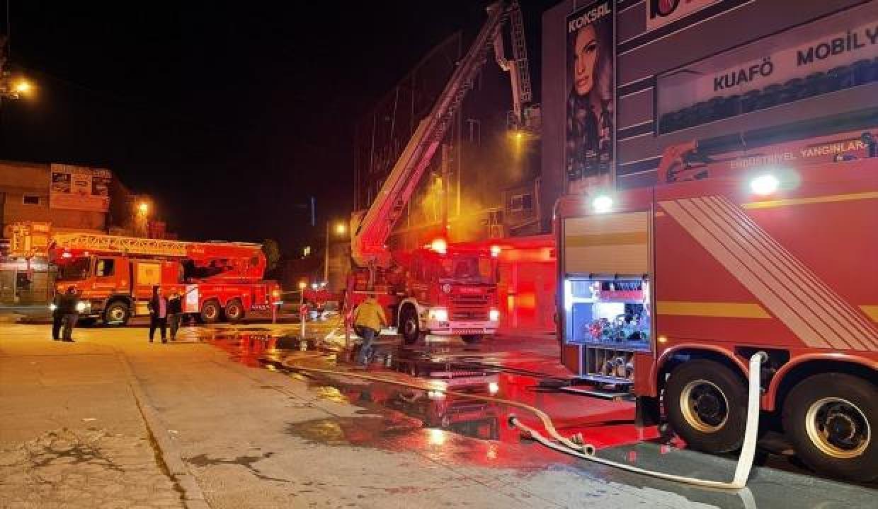 İzmir'de Gıda Çarşısı'nda çıkan yangın itfaiye ekiplerince söndürüldü