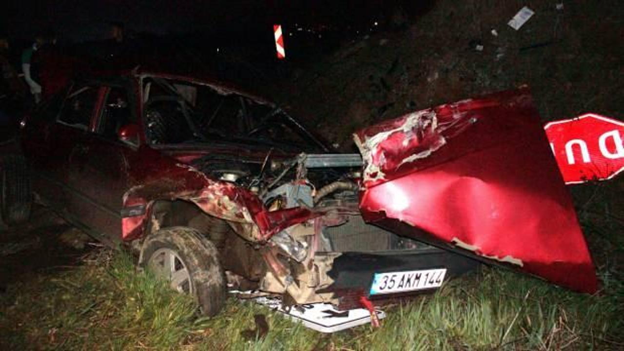 İzmir'de iki otomobilin çarpıştığı kazada 1 kişi öldü, 3 kişi yaralandı