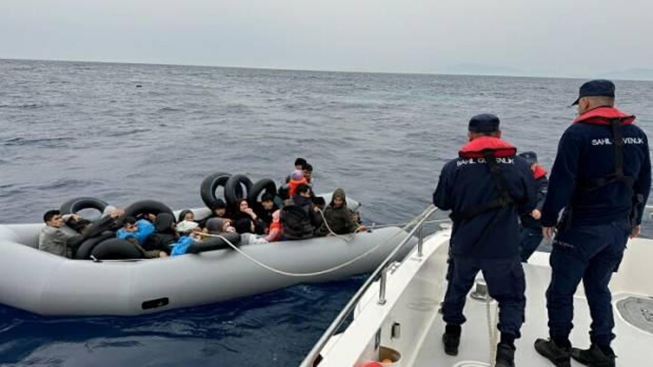 İzmir'de lastik botlardaki 55 kaçak göçmen karaya çıkarıldı