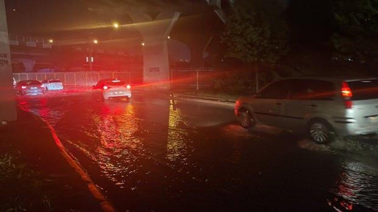 İzmir'de sağanak sonucu evleri su bastı, araçlar yolda kaldı