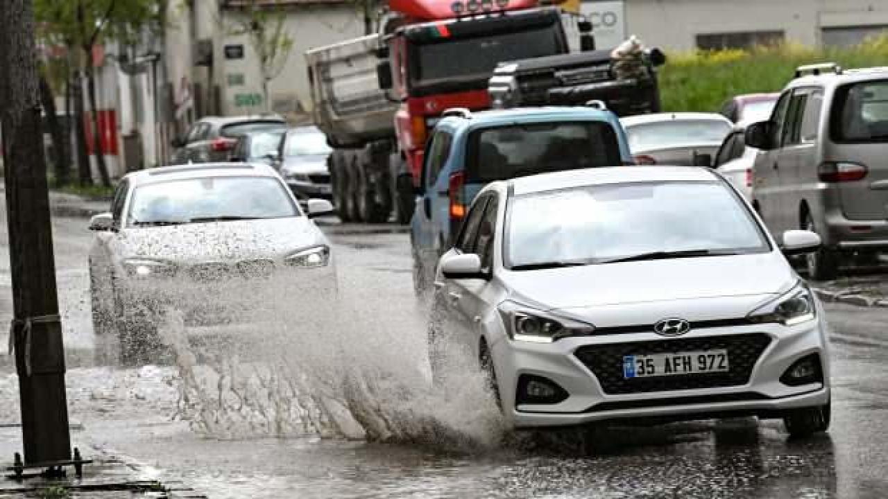 İzmir'de sağanak yaşamı olumsuz etkiledi