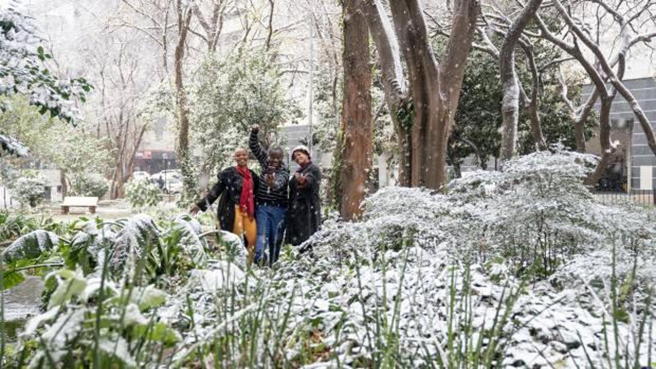 Johannesburg'a 11 yıl aradan sonra kar yağdı!