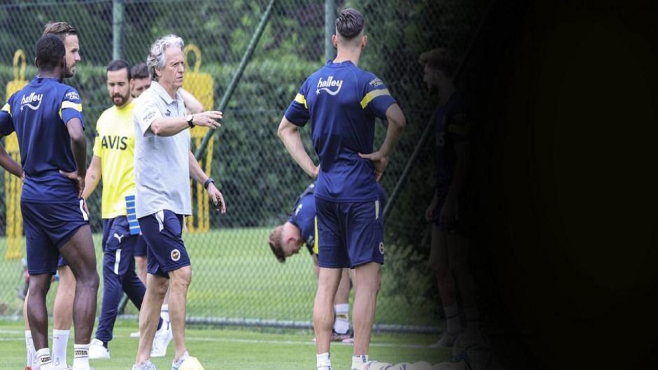 Jorge Jesus 9 futbolcunun biletini kesti