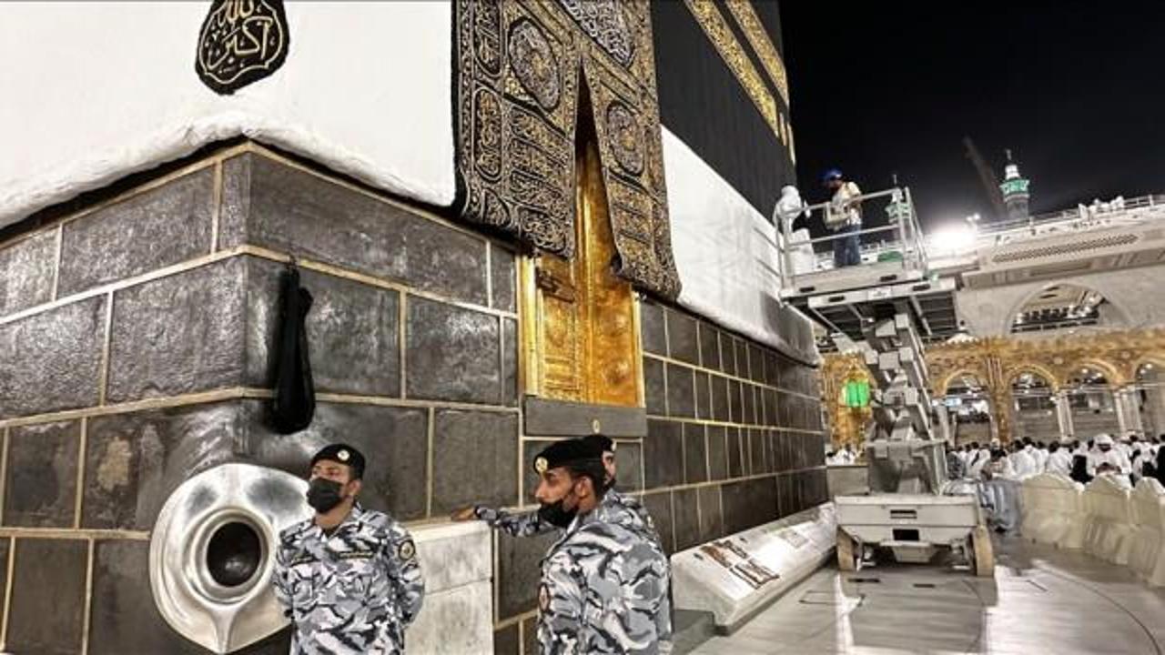 Kabe'nin örtüsü değiştirildi