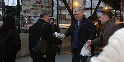 Kadem Başkan, Marmaray İstasyonu’nda vatandaşlara simit ikram etti