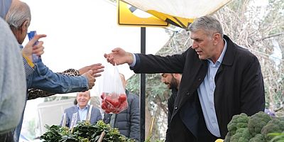 Kadem Başkan pazar tezgahına geçti, domates sattı