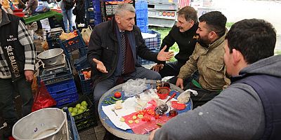 Kadem Başkan pazar tezgahında esnafla yemek yedi