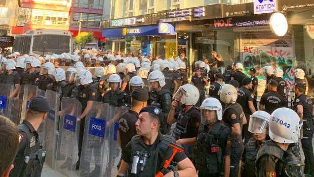 Kadıköy’de izinsiz yürüyüş yapmak isteyen gruba müdahale edildi