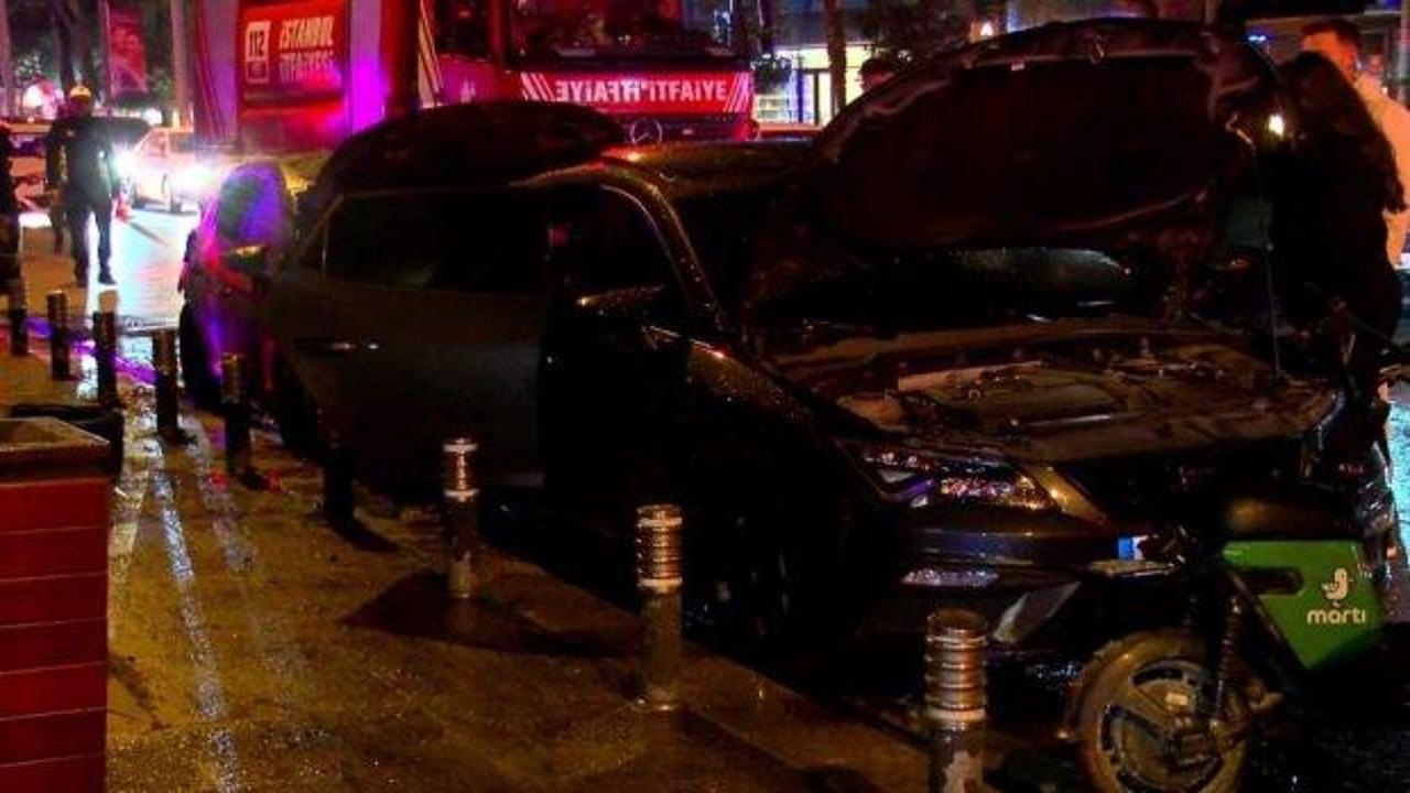 Kadıköy'de park halindeki 2 otomobil alev alev yandı