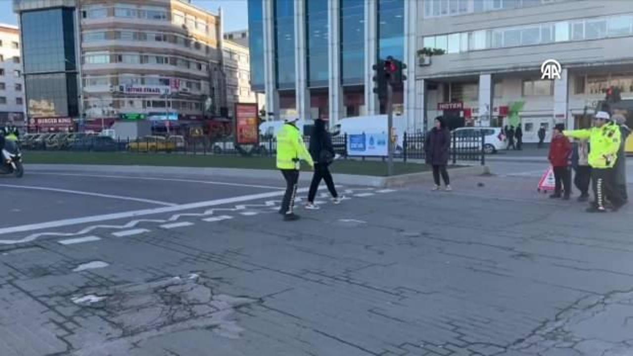 Kadıköy'de trafik ışıklarına uymayan yayalara para cezası kesildi
