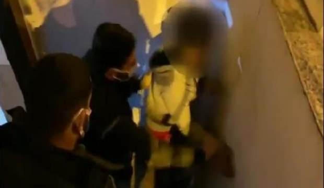 Kadınların gizlice videolarını çekiyorlardı, yakalandılar!