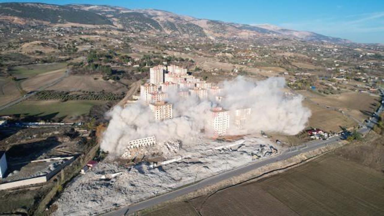 Kahramanmaraş'ta dinamit ile patlatılan binalar saniyeler içinde yıkıldı