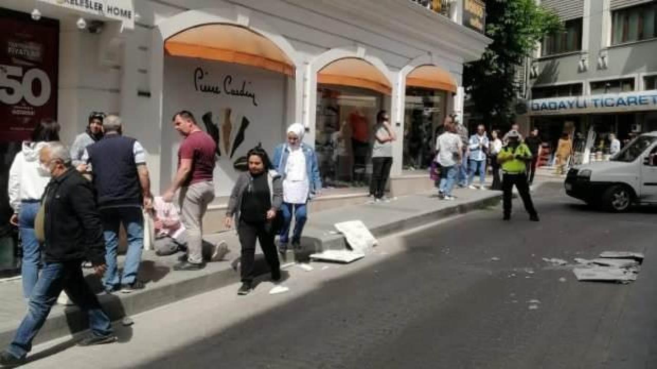 Kaldırımda yürürken, otelin dış cephe kaplaması üzerine düştü