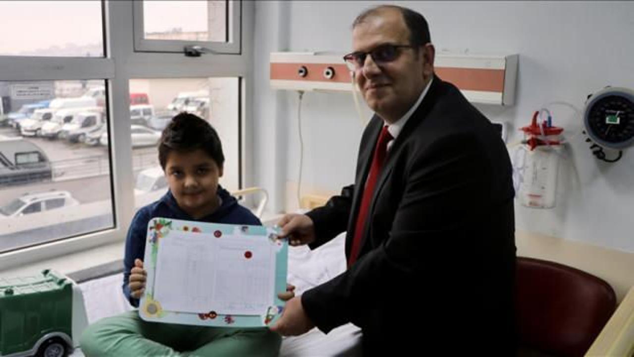 Kalp hastası Cihan karnesini hastane sınıfında aldı