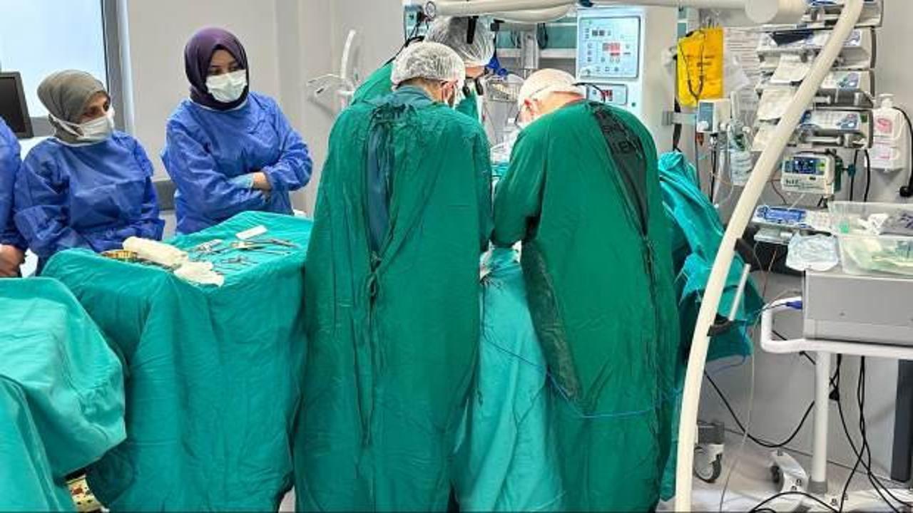 Kalp hastası ikiz bebeklerin ameliyatı için hekimler İstanbul'dan Rize'ye geldi