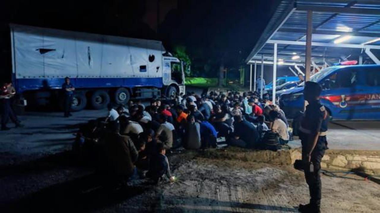 Kamyon kasasından 111 düzensiz göçmen çıktı