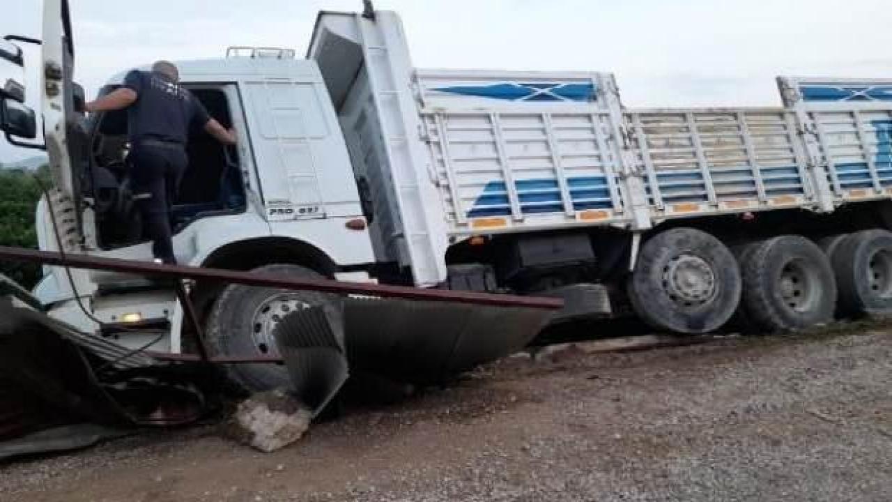 Kamyon şarampole düştü; şoför direksiyon başında ölü bulundu