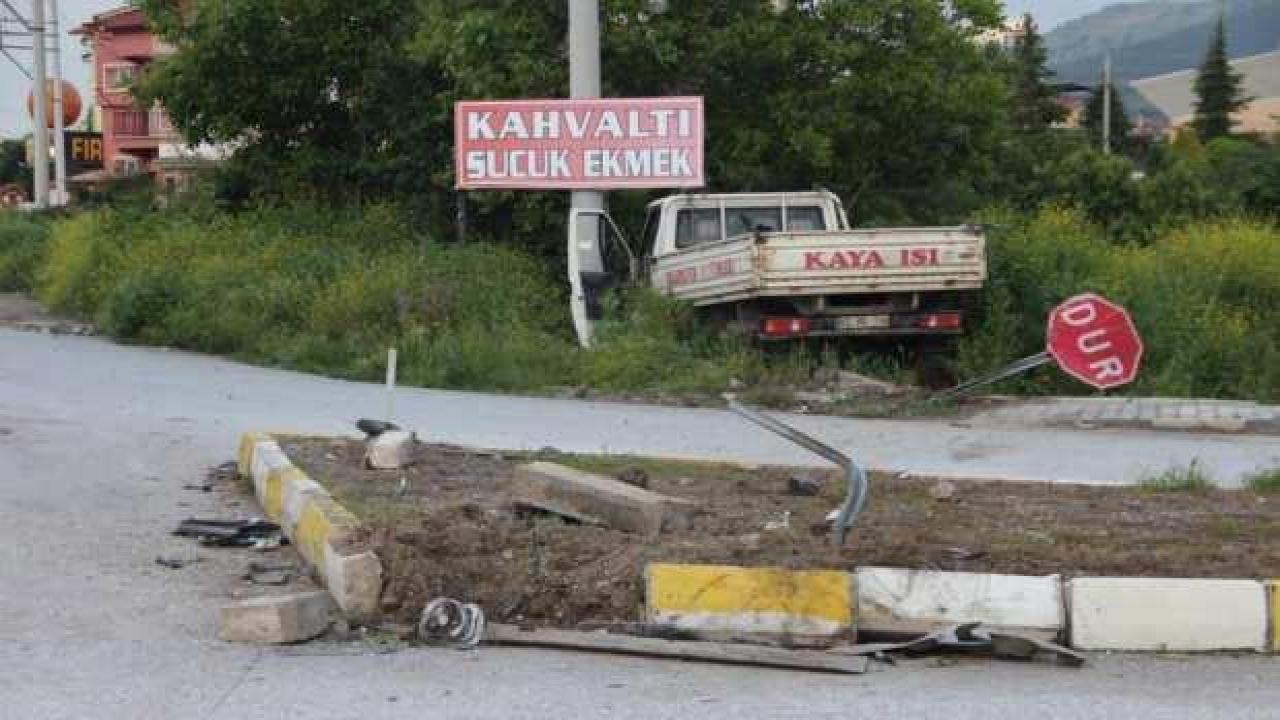 Kamyonet ile otomobilin çarpıştığı kazada 1 kişi öldü, 4 kişi yaralandı