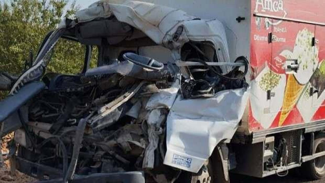 Kamyonet, TIR'a çarptı! Acı haber geldi