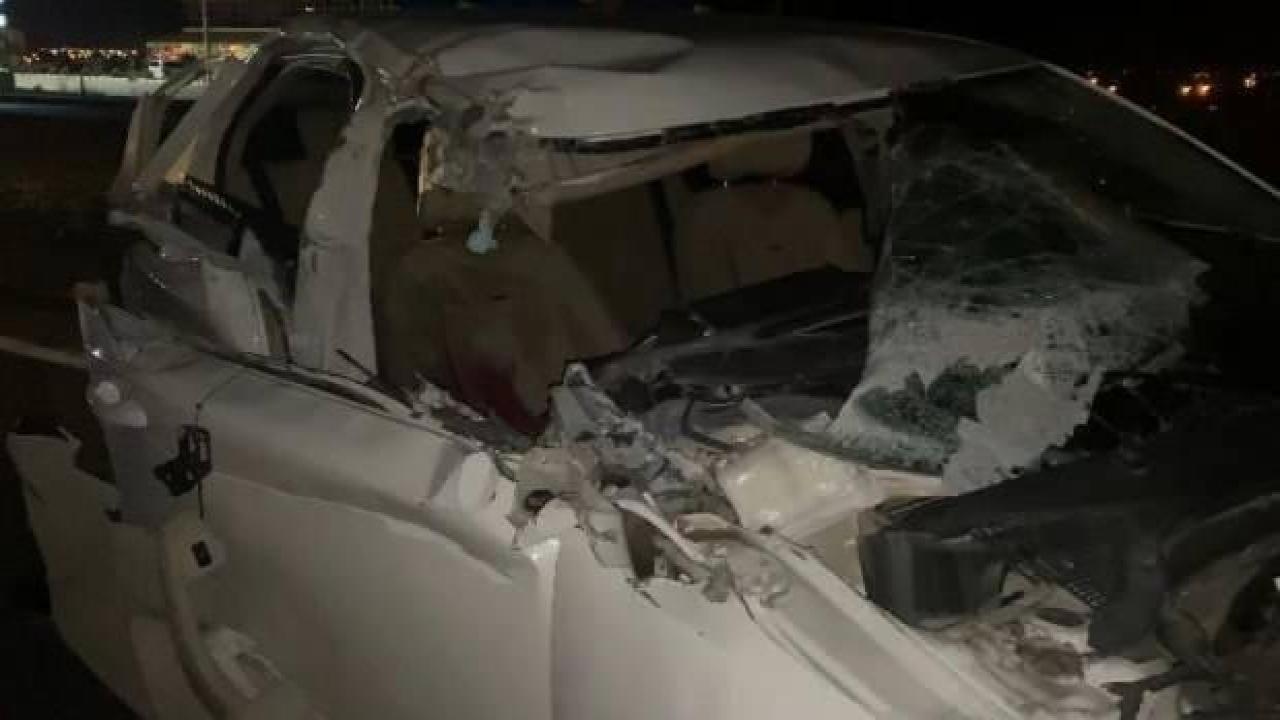 Kamyonete arkadan çarpan otomobil hurdaya döndü: 1’i ağır 2 yaralı