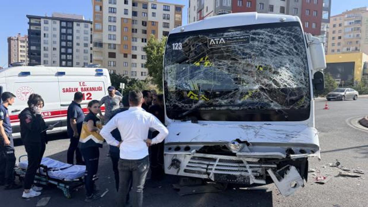 Kamyonla işçi servisi çarpıştı: Çok sayıda yaralı var!