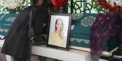 Kanserle mücadelesini kaybeden NTV spikeri Özlem Sarıkaya Yurt'un cenazesinde gözyaşları sel oldu