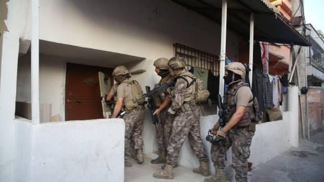 Kapılar koçbaşlarıyla kırıldı... Mersin'de dev şafak operasyonu
