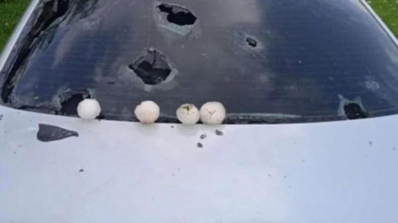 Kar topu büyüklüğünde dolu yağdı! Araçlar hasar gördü