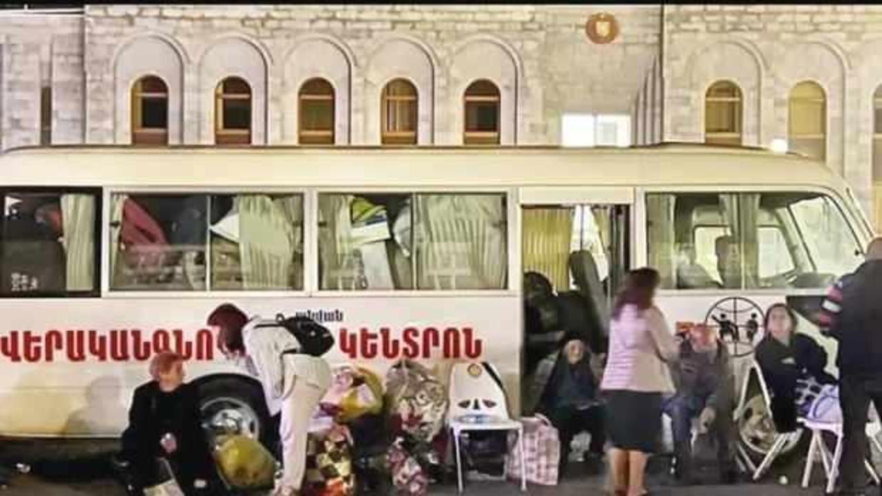 Karabağ'dan Ermenileri taşıyan son otobüs kalktı: Tarihi kare