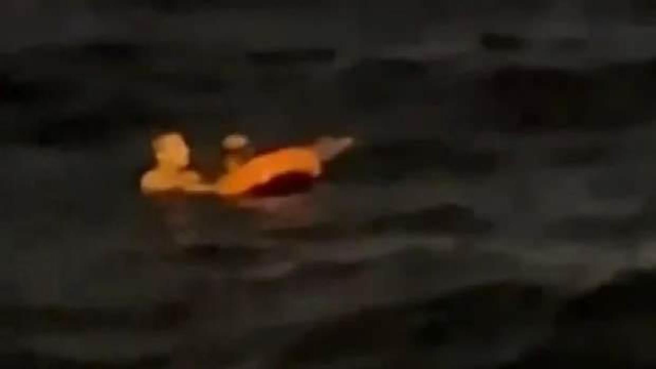 Karaköy'de vapurdan denize düşen yolcuyu seyyar satıcı kurtardı