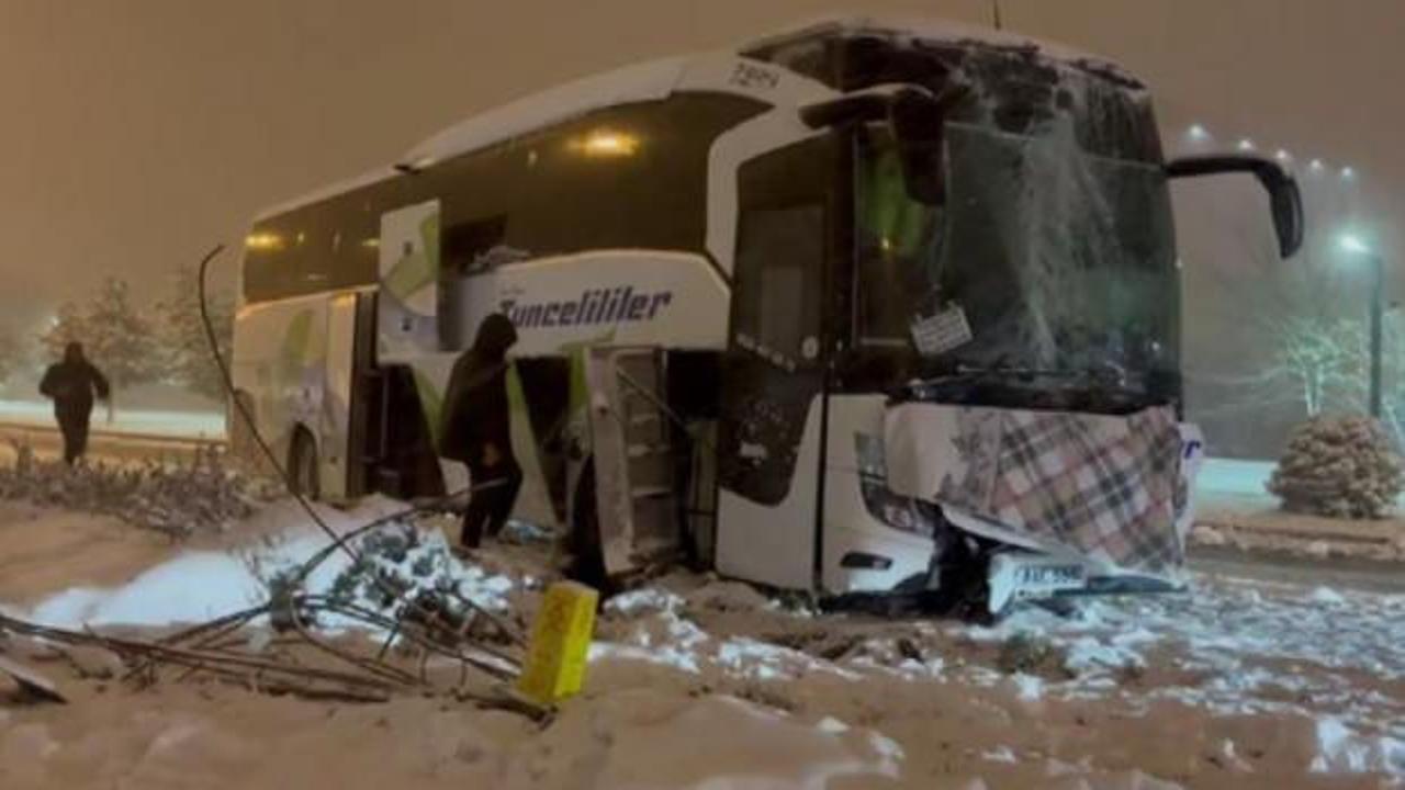 Karda kayan yolcu otobüsü aydınlatma direğine çarptı