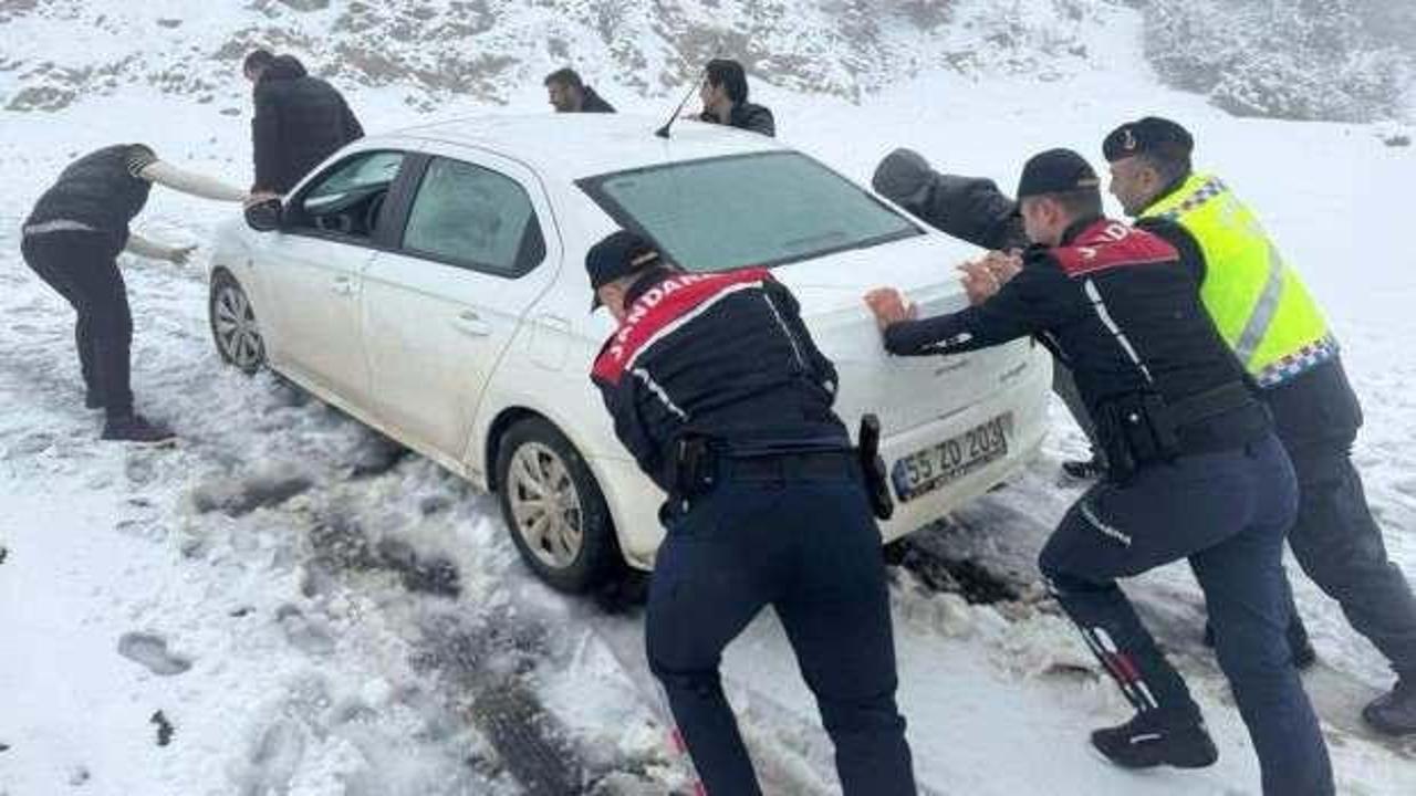 Karda mahsur kalan öğretmenleri jandarma kurtardı
