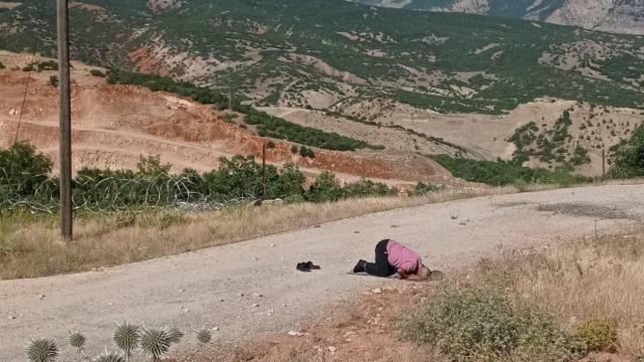 Kardeşinin şehit düştüğü noktada gözyaşları içerisinde namaz kıldı