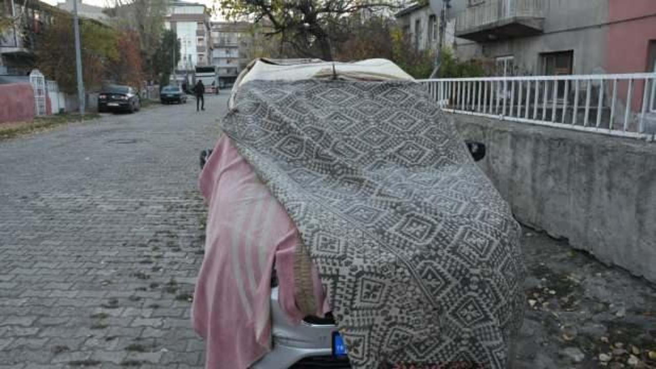 Kars'ta sıcaklıklar düşünce araçlar battaniye ile örtüldü