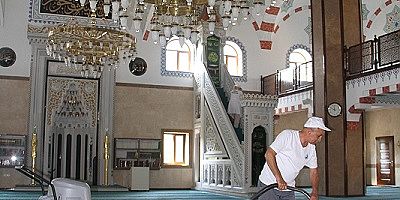 Kartal Belediyesi Bayram Öncesi İbadethanelerde Temizlik Seferberliği Başlattı