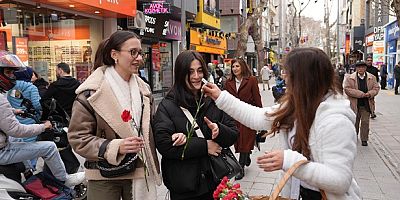 Kartal Belediyesi'nden Keman Eşliğinde Karanfil Dağıtımı